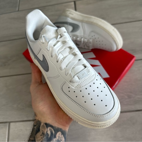 NIKE AIR FORCE 1 LOW CREAM SILVER - Picture 2 of 4